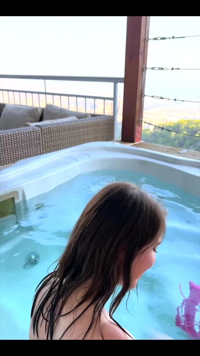 Jamie Young: Jacuzzi-fick