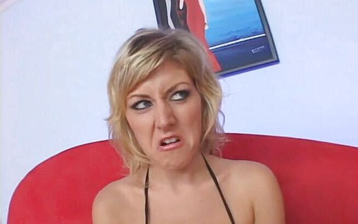 Straight to anal: Vélocité Von, star du porno blonde prend une bite dans...