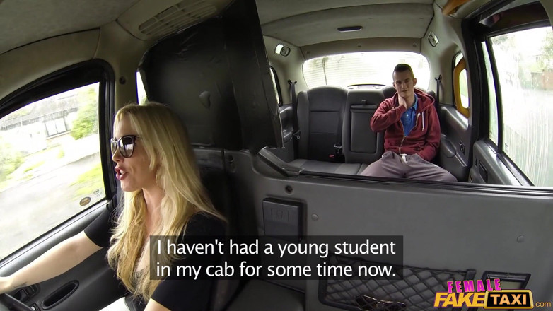 Female Fake Taxi: 女性偽タクシー - 気の強いドライバーが反抗的な車の出かけでいたずら好きな学生に熱いフェラチオをする