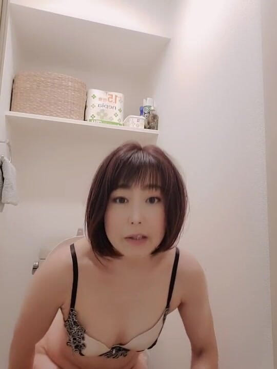 Mayumi Kanzaki: Viața de zi cu zi a unei femei mature japoneze...