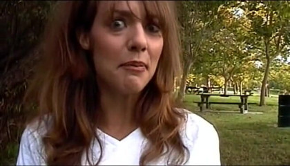 Public Lust: O curvă brunetă mastorbează pula tipului în aer liber