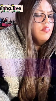 Chainmoking královna v kožešinách BBW MILF zelené oči, červené nehty, rty a ignorování tebe