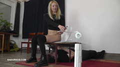 Sadurnus: Amy Douxxx Fa Pipì in Un Gabinetto Umano