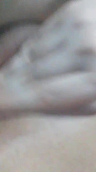 Sexy bBW-riesin masturbiert ihre nasse muschi, beinen