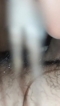 O melhor amigo do meu marido me dá um bom pó enquanto estamos sozinhos em casa e me deixa toda capa de leite