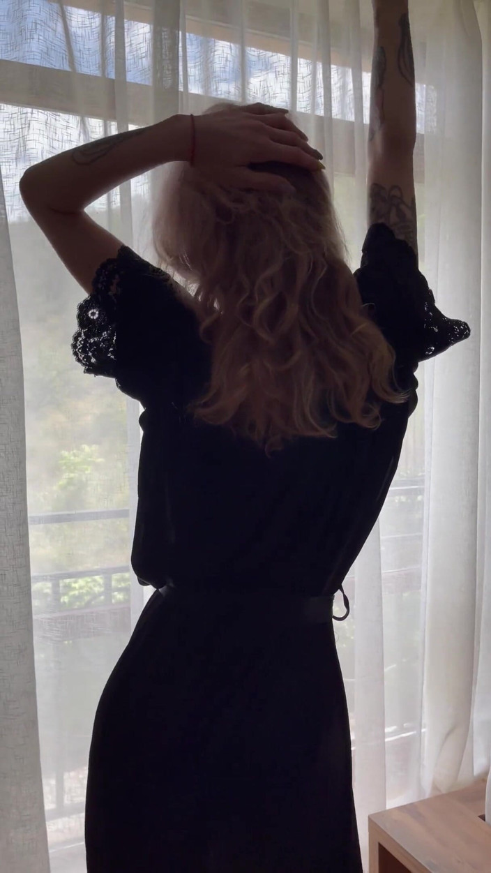 Karneli Bandi: Sexy striptease dance from hot beauty