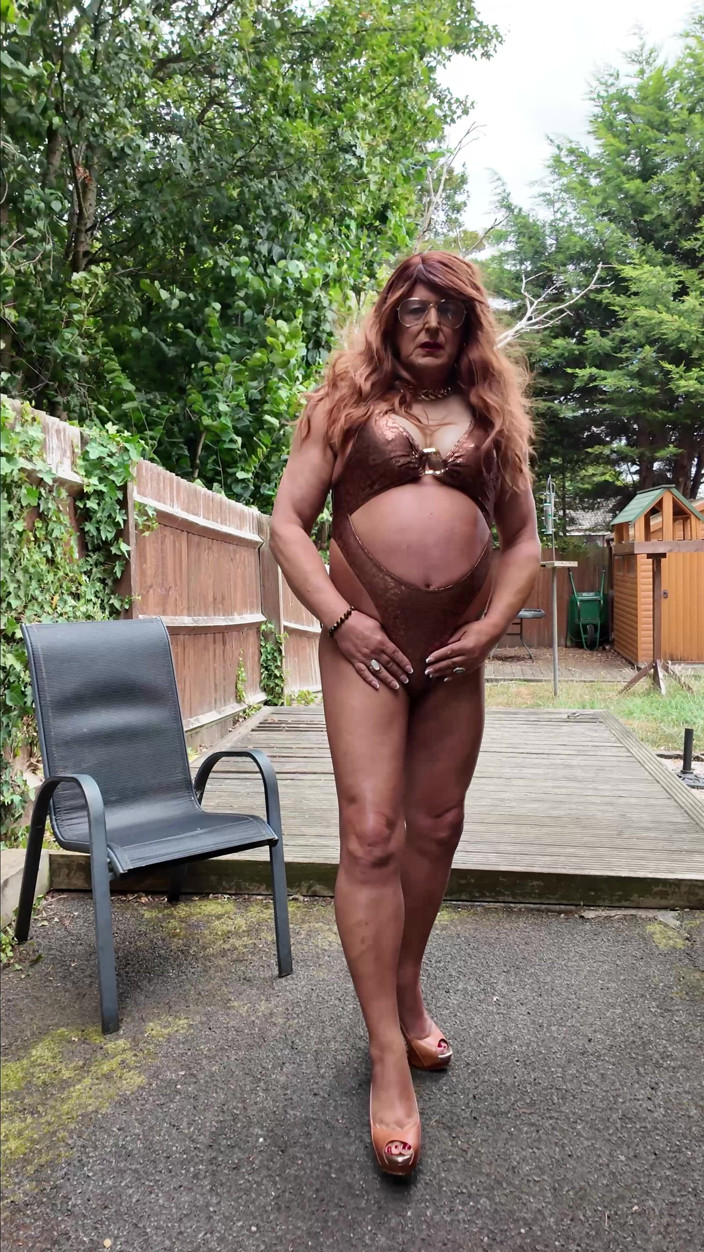 Kelly CD 2022: Sexy Crossdresser Kellycd2022 in Brown and Gold Swimsuit and Heels