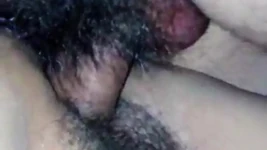 Apabila Adik tiri Riya berada di katilnya, abang tirinya mengongkeknya di katil