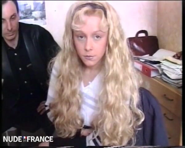 La France a Poil: Gold earrings is a real dirty little bitch!