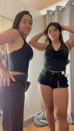 Esposaheyya: 아내 헤야와 @laurencat 두 명의 매력적인 여자가 분장실에서 키스하고 있어요!!