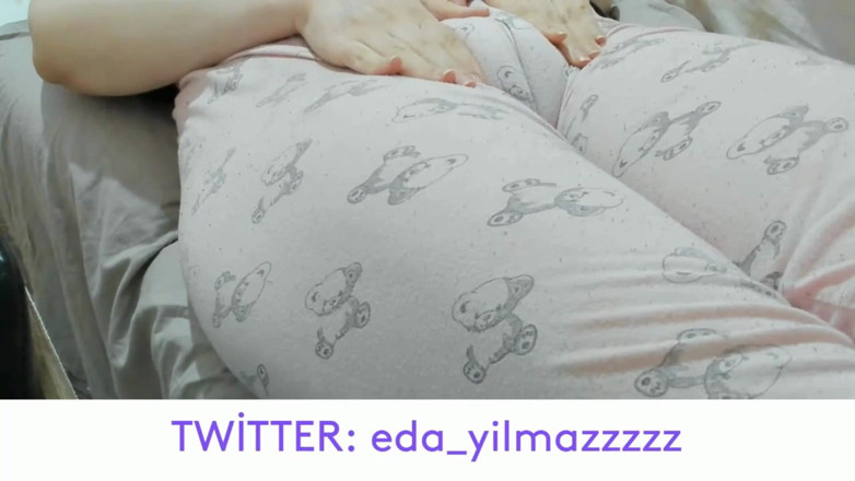 bigass_sexy_bigboobs: Camel toe- masturbasi pakai piyama- memek becek- memek tembem- memek...