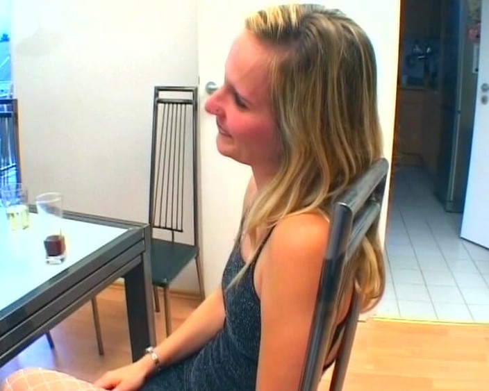 German's Young Babes: 吞精金发女郎在试镜时展示她的阴户