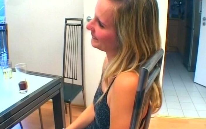 German's Young Babes: Блондинка, яка їсть сперму, показує свою пизду на кастингу