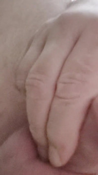 내 친구는 의자에 앉아 그의 작은 자지를 가지고 놀고 비디오를 본다