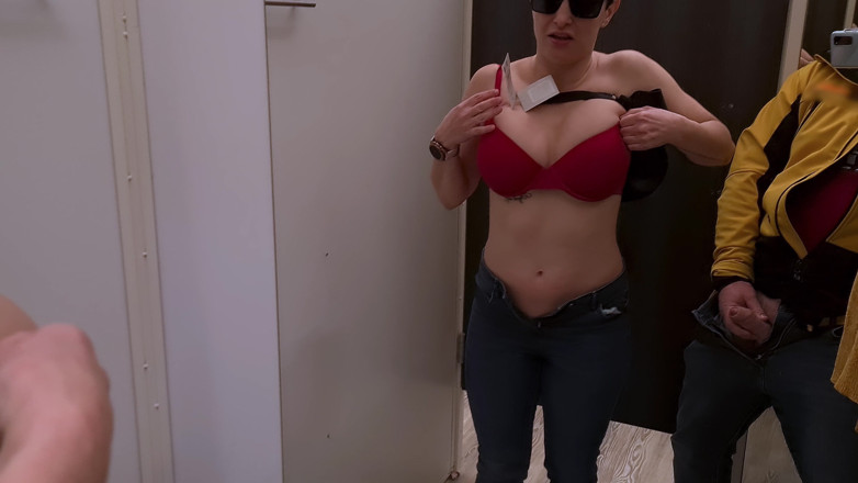 DedeDeville: 피팅룸에서 이복 여동생과 애널 섹스를 하는 의붓딸. 다다 데빌