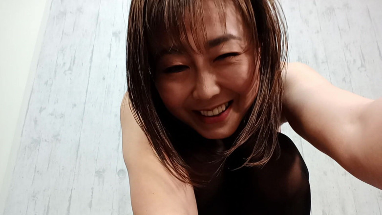Mayumi Kanzaki: Japanese Mature Woman's Legs and Feet