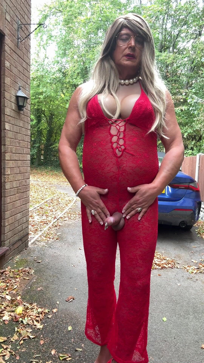 Kellycd2022: Sexy Crossdresser Kellycd2022 v sexy červené kombinéze a podpatcích