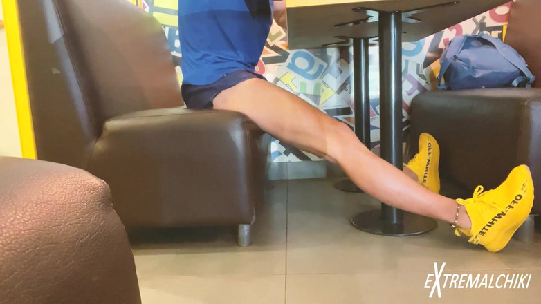 Extremalchiki: Un ragazzo mostra il cazzo in pubblico.