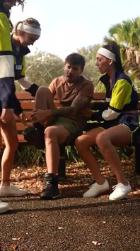 Als ze alle drie zijn grote lul zuigen, geneest zijn enkel
