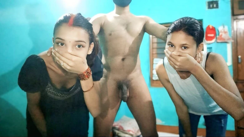 Hot_Monika: Владелец комнаты Бхайя трахнул двух арендующих девушек в видео Oyo XXX, индийская сводная сестра в нижнем трах с Джиджа хинди аудио