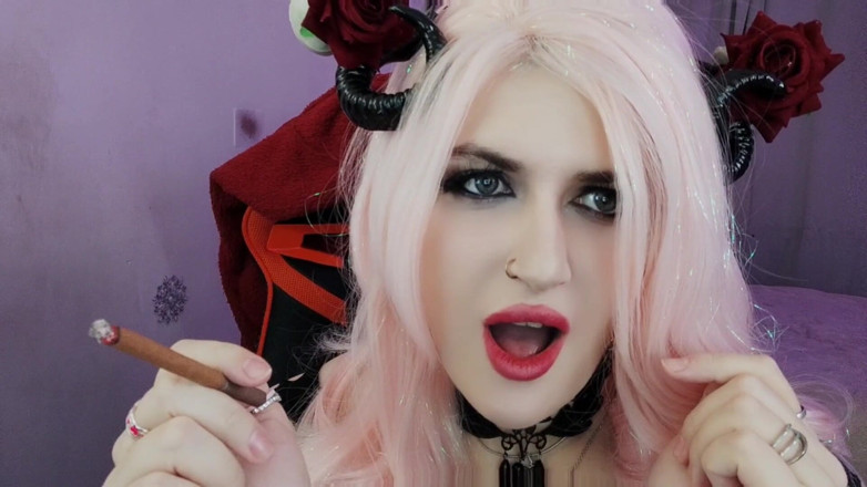 Aurae Wynfaren: Hút thuốc succubus gợi cảm