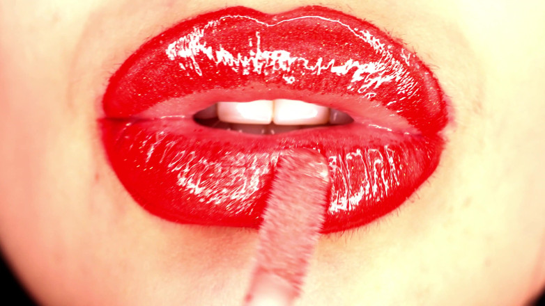 Goddess Misha Goldy: 4K Applying lip gloss &amp; smoking &amp; spit fetish