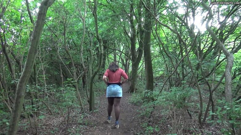 Cumdrinking Wife: Відтрахана в груповусі 10 далекобійниками на шосе