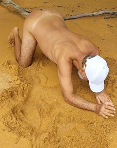 Ladysilvas: Ladysilva pamer tubuh bugil di depan umum di pantai