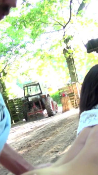 Morena sexy ama un trío duro al aire libre