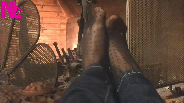 Nyllady: Mi scalda i piedi con la al caminetto