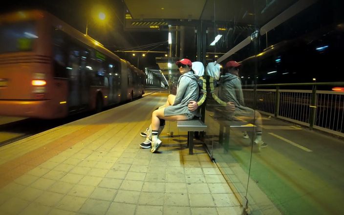 DedeDeville: Opravdu riskantní sex na autobusové zastávce s mladou nevlastní sestrou,...