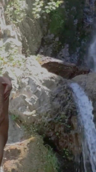 Il patrigno gay tatuato scopa un twink pubblico escursionismo in cascata catturato hardcore anale grande sborrata non circoncisa
