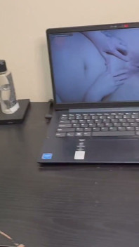 Enteado fica preso debaixo da cama - madrasta tira vantagem total