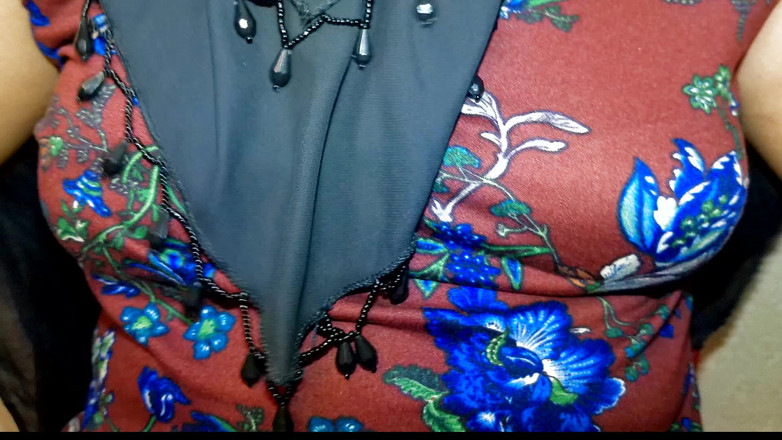Ruhulbd: 一个来自沙特阿拉伯的穿着布尔卡衣服的女孩为了钱来家里做爱。