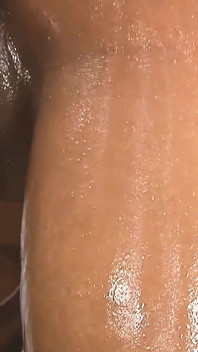 Heetste rondborstige scène 4: een wulpse zwarte vrouw met grote geoliede tieten geniet van een grote pik in haar poesje en een creampie