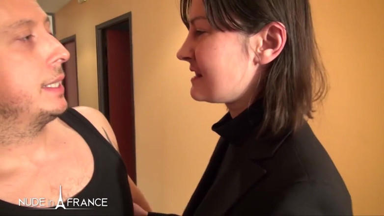 Nude in France: Une brune sexy se fait salir au bureau