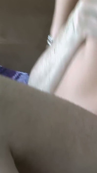 Une MILF blonde à forte poitrine en baskets chevauche un mec tatoué sur le canapé
