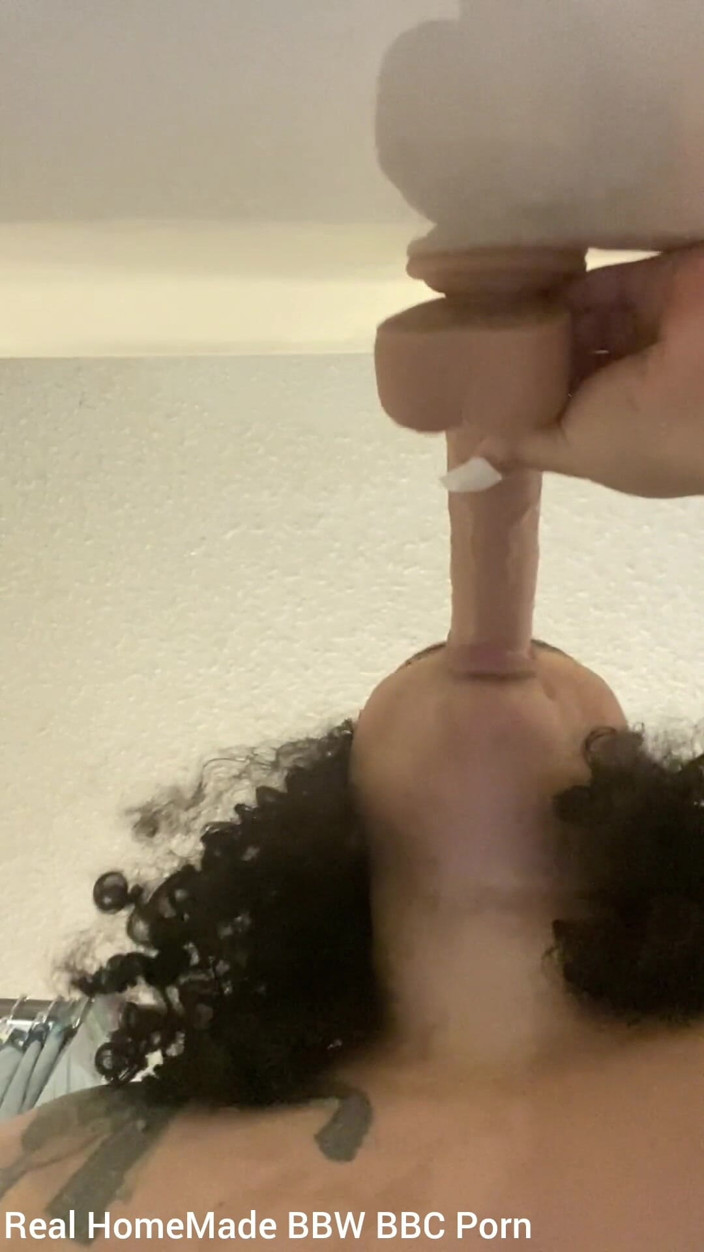 Super sexy ebony cuties: Sakso uygulaması gırtlağına kadar 10 inçlik dildo