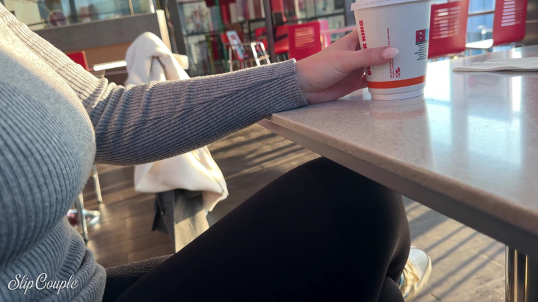 SlipCouple: Geil meisje speelt met pik in een fastfoodrestaurant - risicovolle pijpbeurt