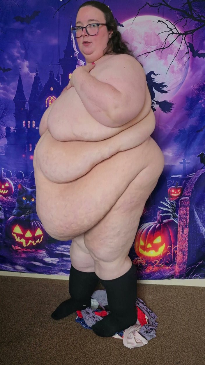 SSBBWLadyBrads: Nech mě se pro tebe svléknout z těchto šatů, kočičku