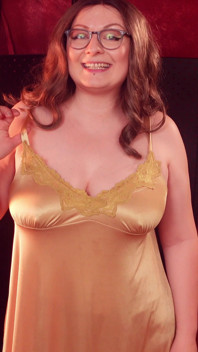 Lingerie en satin comme fétiche... Une MILF sexy au corps pulpeuse - essayez le transport. Arya Grander