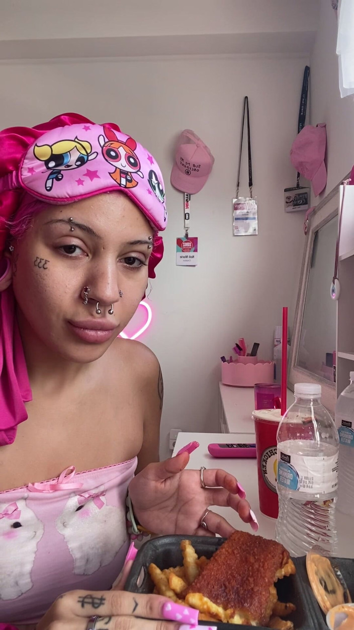 Nali Marie: Sploshing jídlo faciál přejídání Mukbang jíst horké jídlo kuřecí omáčka...