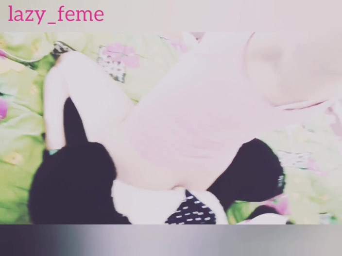 Lazyfeme: Sissy effeminato fa sesso con un enorme giocattolo da panda