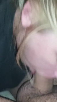 Domácí amatérské šukání do pusy a deepthroat s masivním výstřikem do krku