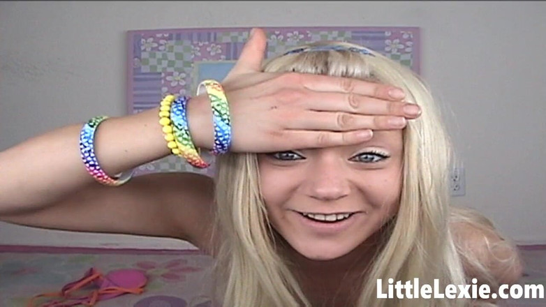 Little Lexie: Wil je me helpen mijn tienerkutje live masturberen?