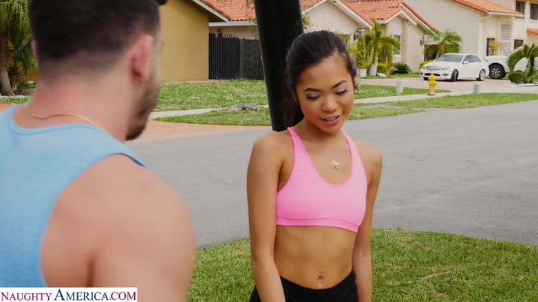 Naughty America: Vina Sky üvey erkek kardeşinin büyük yarağına biniyor