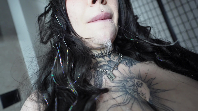 Peachgardens: Une gothique à gros nichons en lingerie rouge chevauche une grosse...