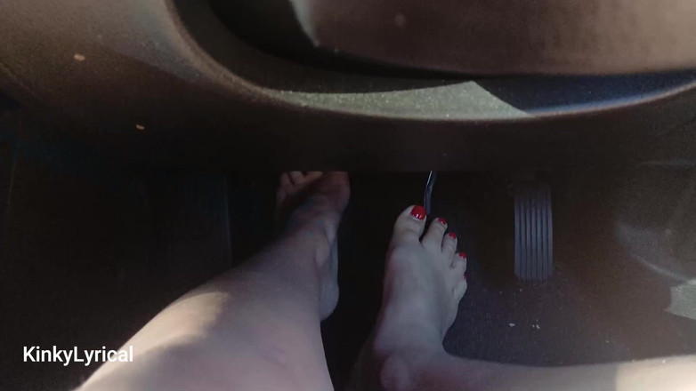 Kinky Lyrical: Videoclip cu compilație cu conducere desculță
