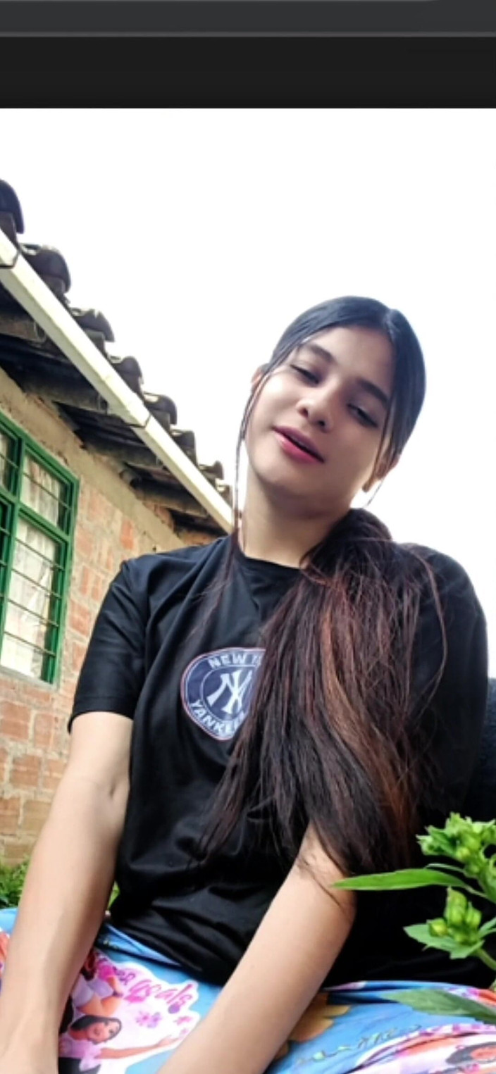 Yulieth Gomez: 팬을 위해 몸을 만지는 섹시한 소녀