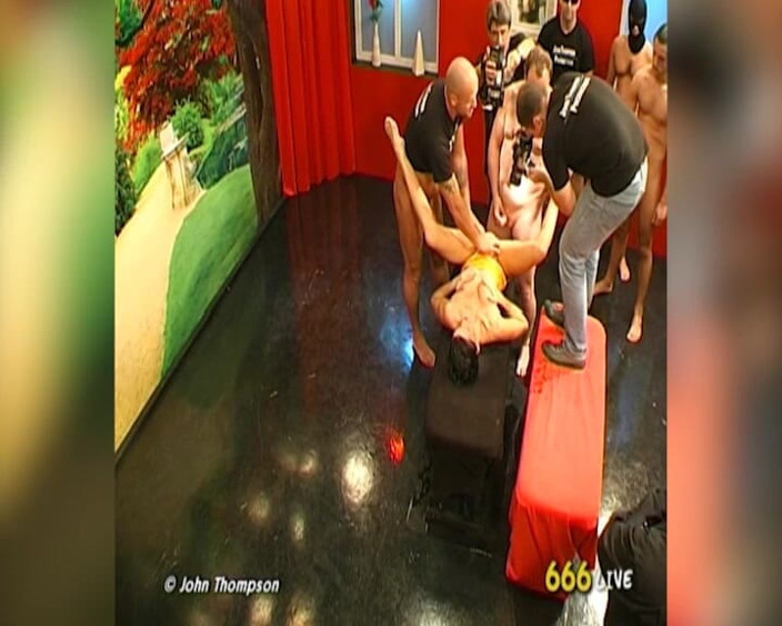 Piss Lover: Curvă brunetă udată de pișat de mai mulți bărbați